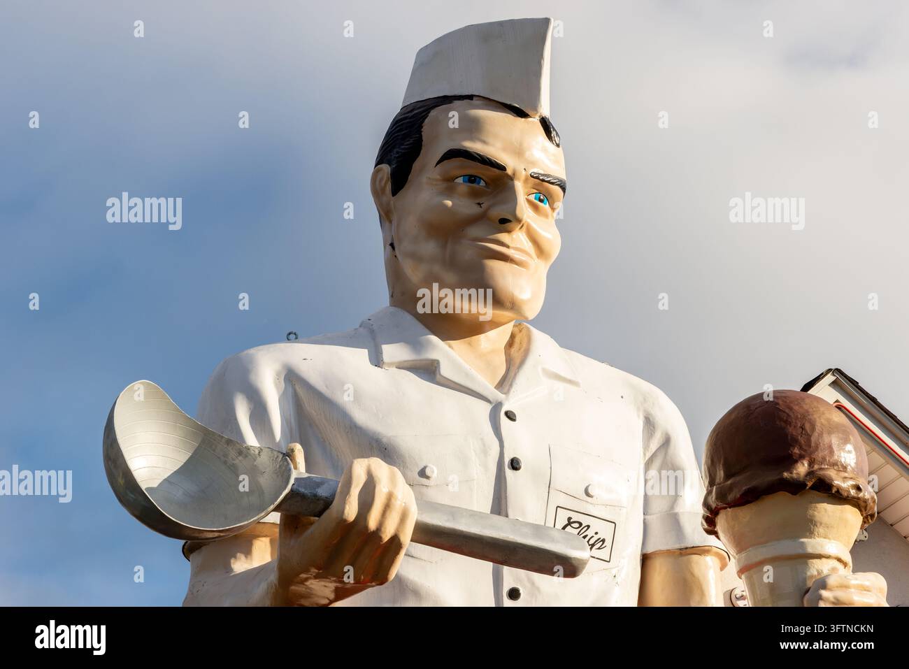 Coopersburg, Pennsylvania, USA - 15 ottobre 2026 - Chip, una statua gigante lungo la strada fuori dal negozio di gelati The Inside Scoop a Coopersburg, Pennsylvania. Foto Stock
