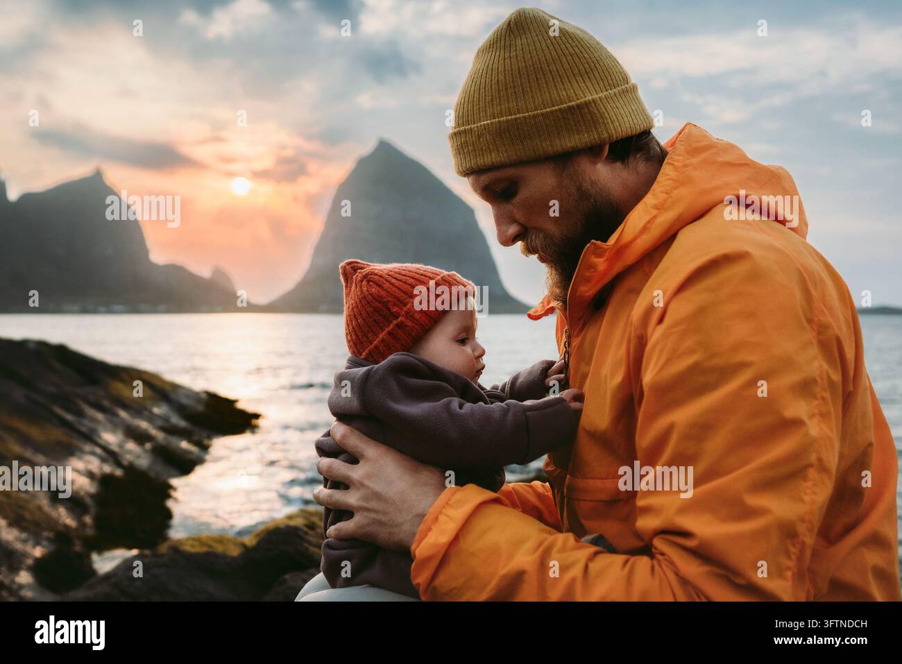 Padre e bambino viaggiano insieme in vacanza in famiglia in Norvegia, papà cammina con il bambino vicino al mare, emozioni spontanee, genitori con bambino esplorano Foto Stock