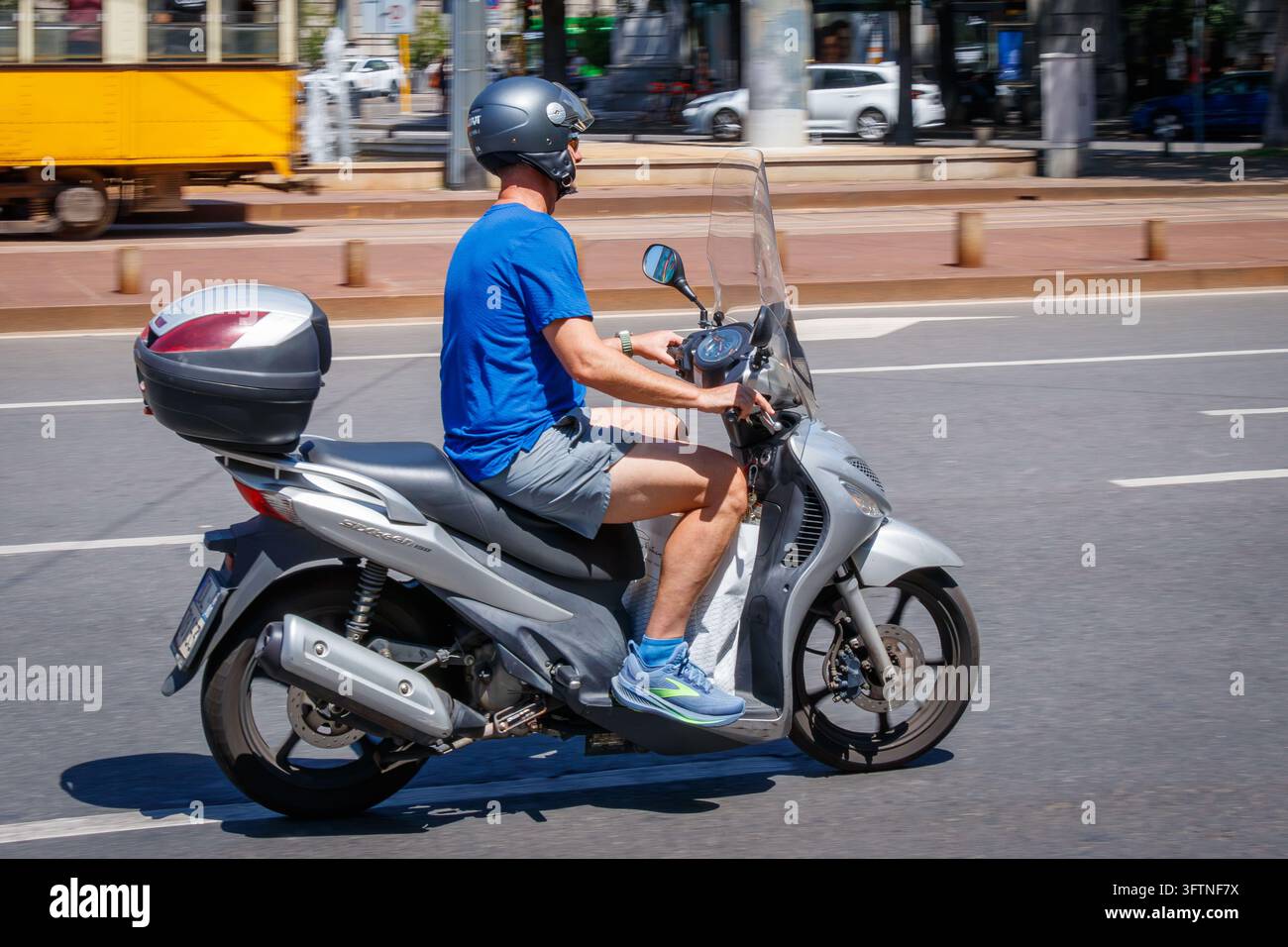 Uomo su scooter Kymco People argentato con casco a Milano, Italia Foto Stock