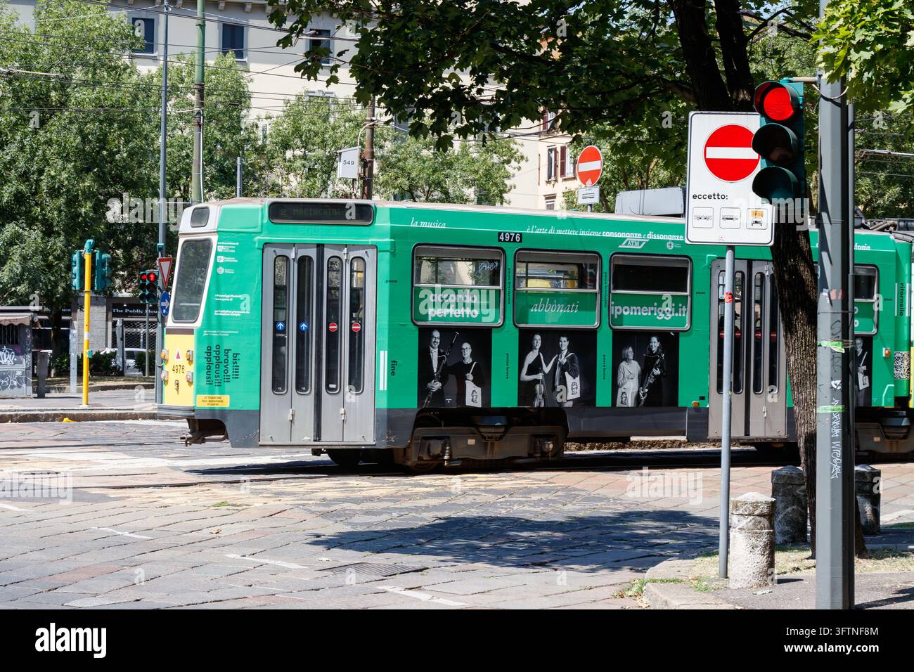 Tram verde ATM Serie 4900 in movimento sui binari stradali a Milano, Italia Foto Stock