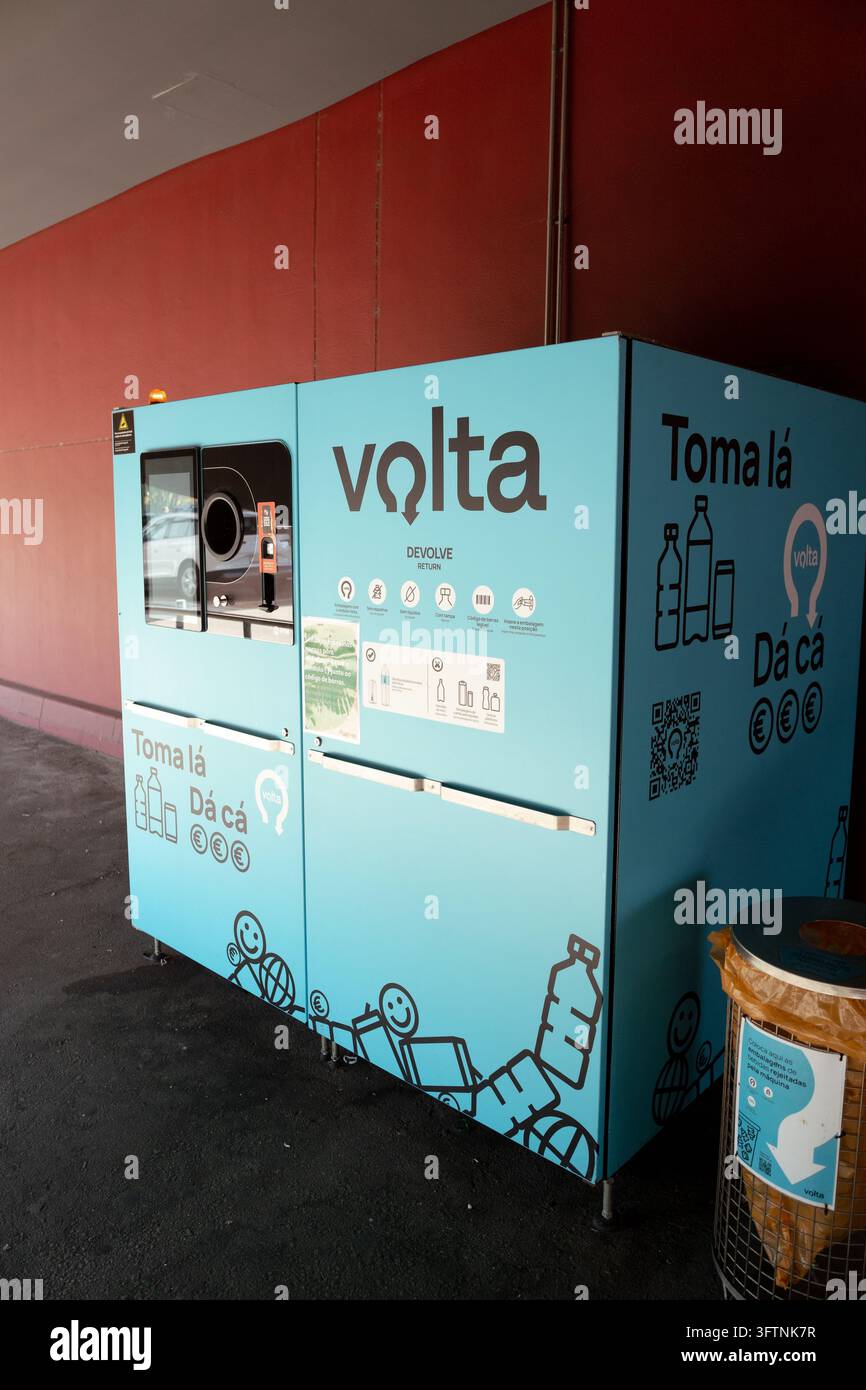Maia, 16 ottobre 2026; Distributore automatico inverso Volta che raccoglie bottiglie di plastica per il riciclo e la sostenibilità ambientale. Foto Stock