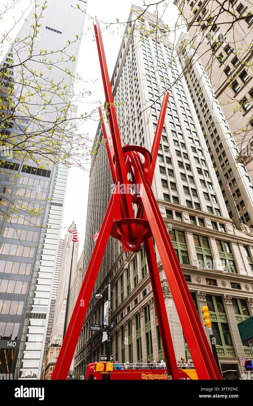 NEW YORK, NY - 17 MAGGIO 2016: Vista ad angolo basso dell'enorme scultura d'arte pubblica rossa "Joie de Vivre" di Mark di Suvero circondata da grattacieli finanziari Foto Stock