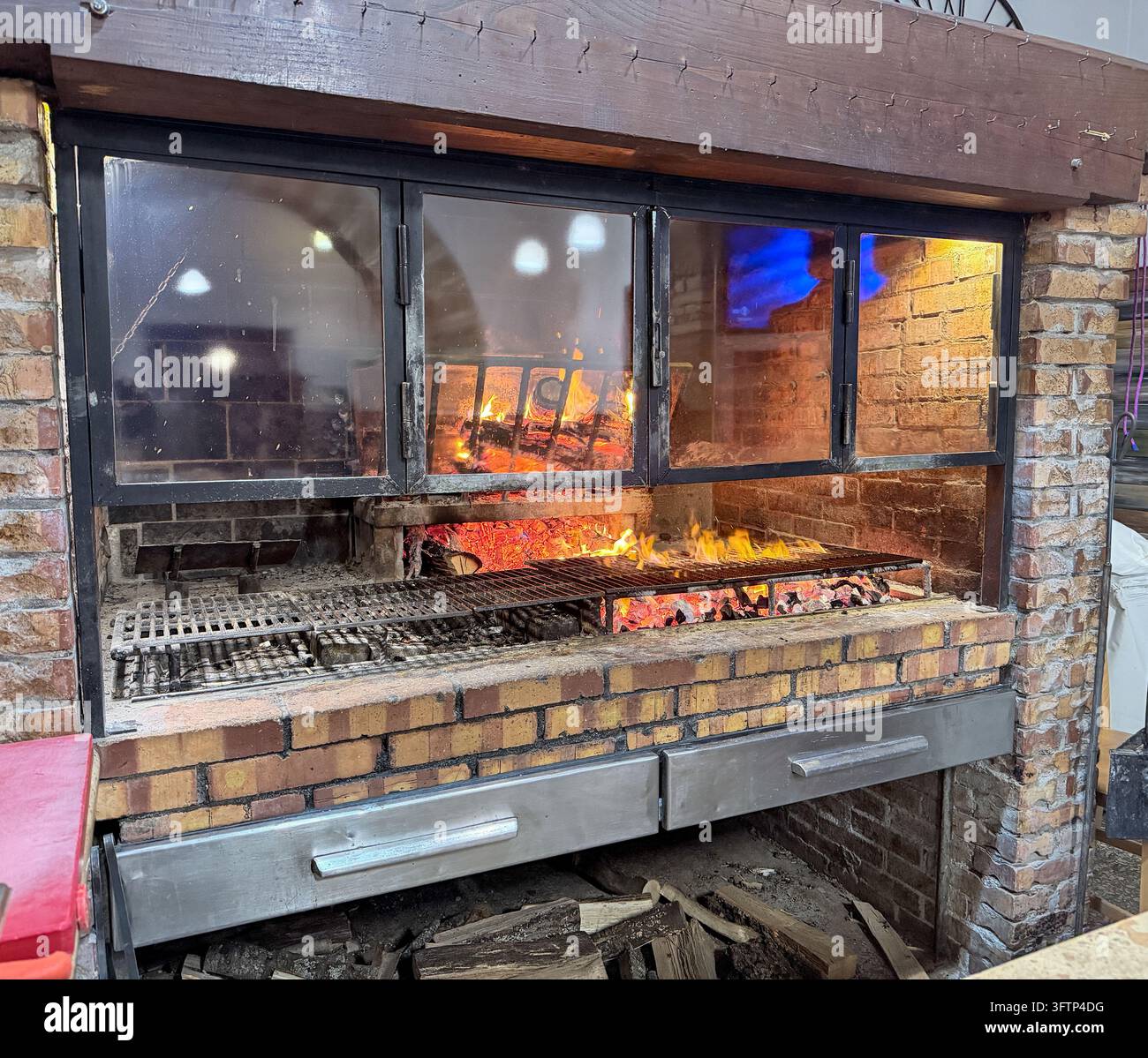 Cucina su focolare e grill al ristorante Alfredo, Tivoli, Italia - Immagine stock catturata con smartphone