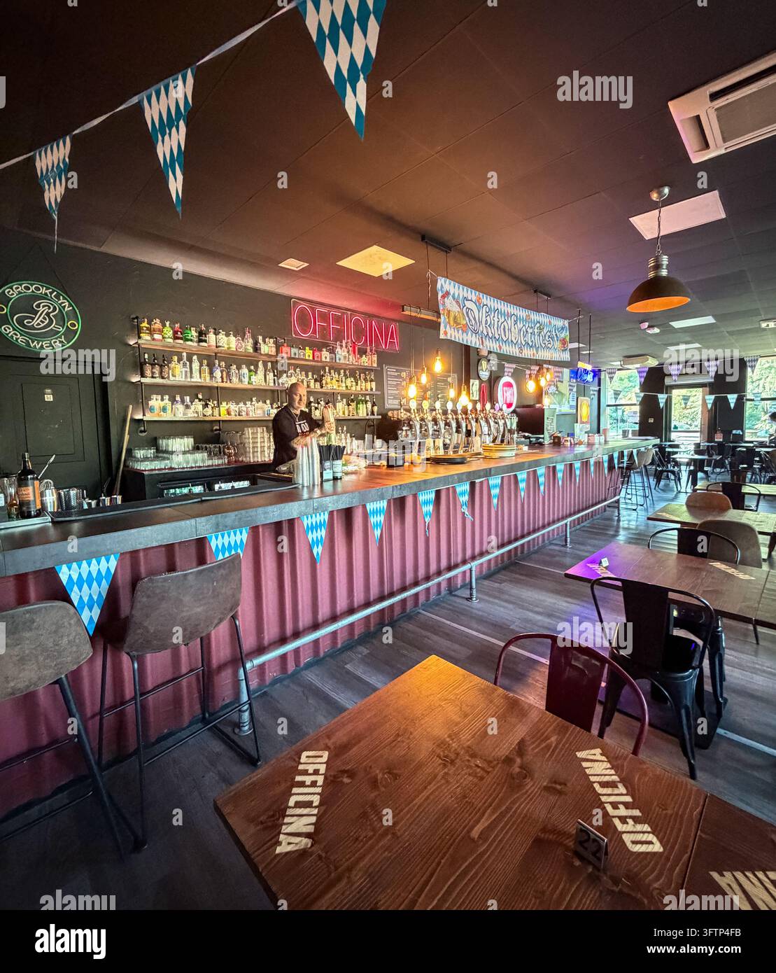Officina Pub Pizzeria. The Office Bar, Grande Milano, Italia - Immagine stock catturata con smartphone