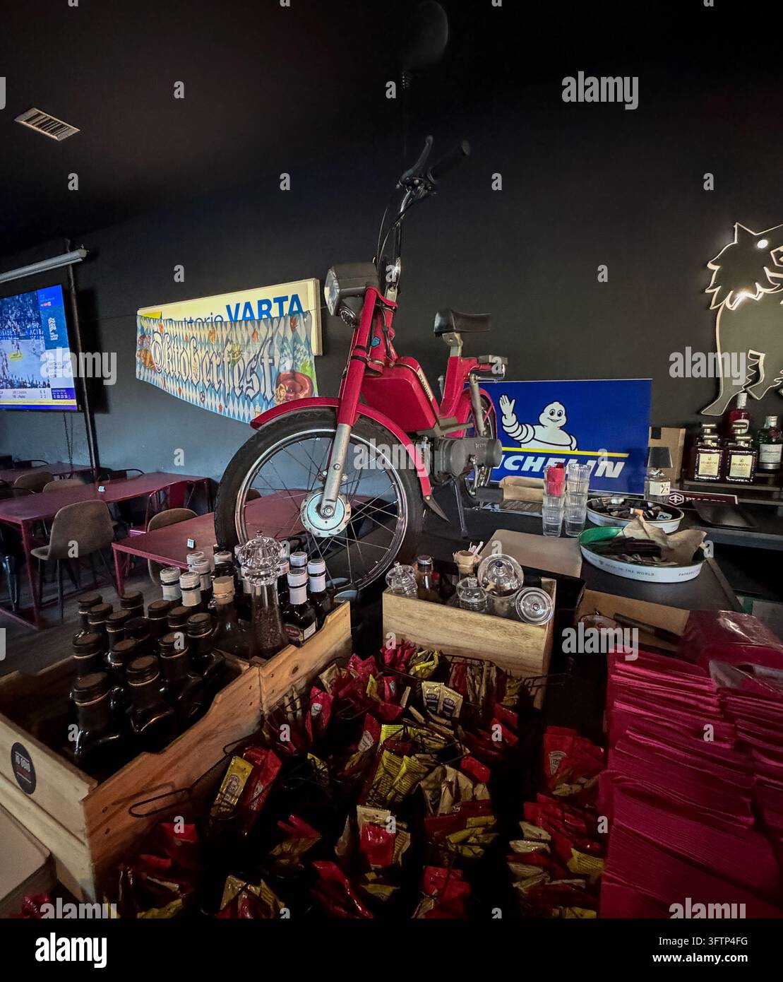 Officina Pub Pizzeria. The Office Bar, Grande Milano, Italia - Immagine stock catturata con smartphone