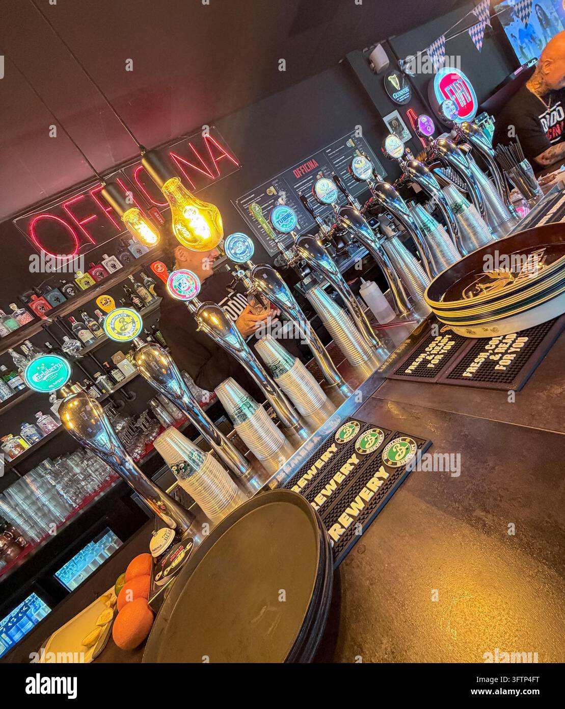 Officina Pub Pizzeria. The Office Bar, Grande Milano, Italia - Immagine stock catturata con smartphone