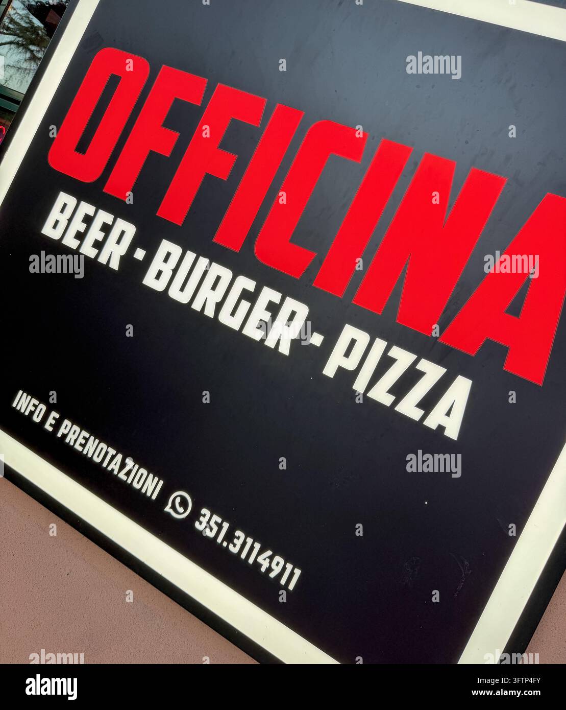 Officina Pub Pizzeria. The Office Bar, Grande Milano, Italia - Immagine stock catturata con smartphone