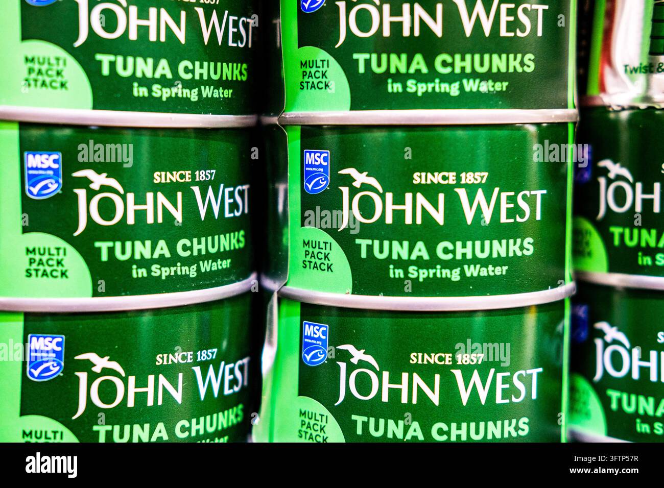 Londra, Regno Unito, 15 ottobre 2026, Primo piano di lattine impilate di pezzi di tonno John West in acqua frizzante con logo di frutti di mare sostenibili Foto Stock