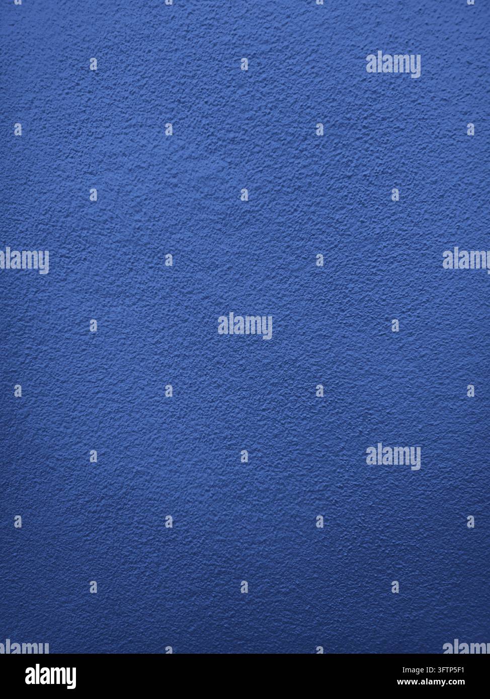 Texture di muro in cemento blu navy con superficie in intonaco ruvida e sottili variazioni tonali, ideale per sfondi, interni, architettura e design moderno m - Immagine stock catturata con smartphone