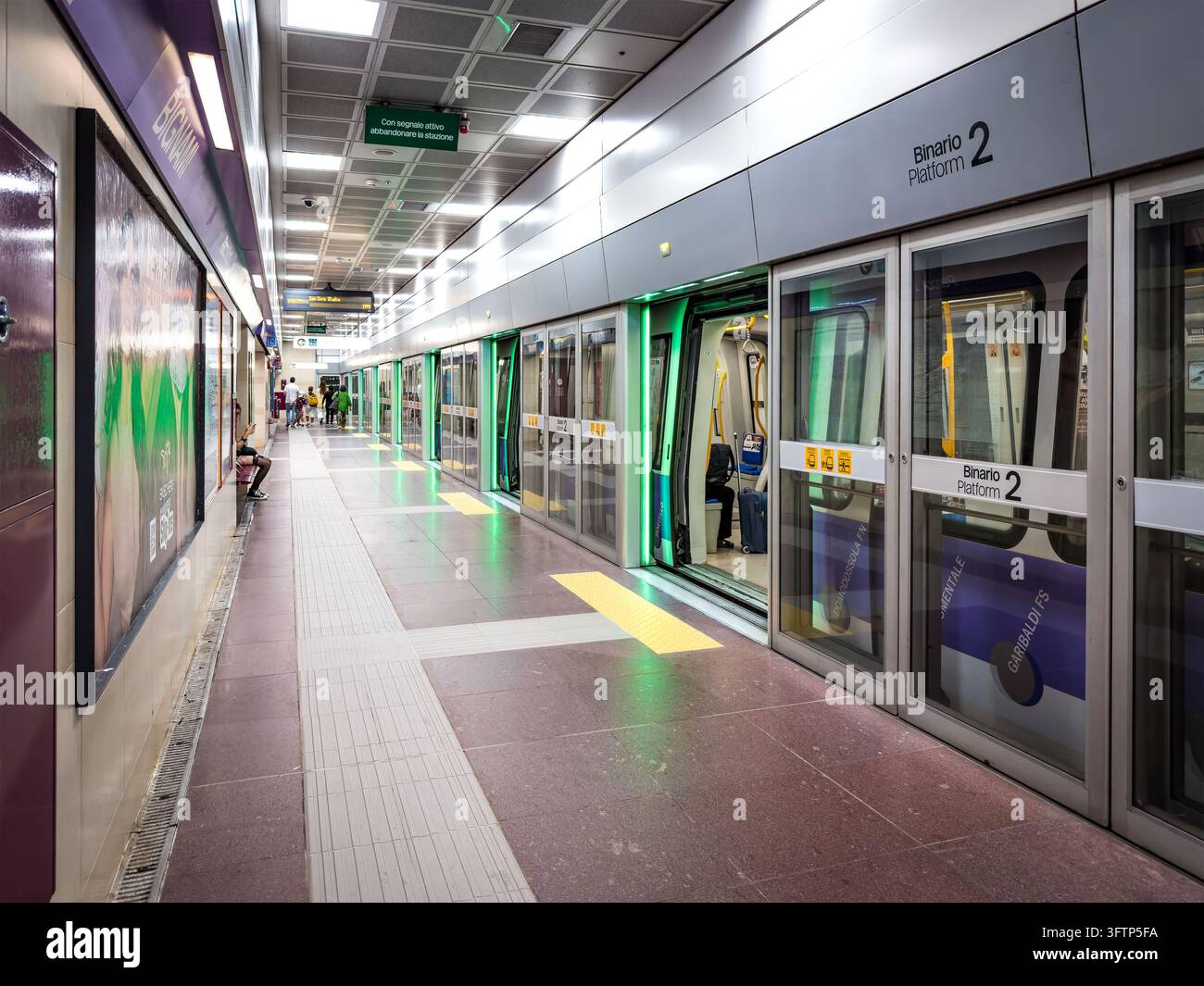 Treno al binario 2 della stazione Bignami sulla linea 5 della metropolitana di Milano in Italia Foto Stock