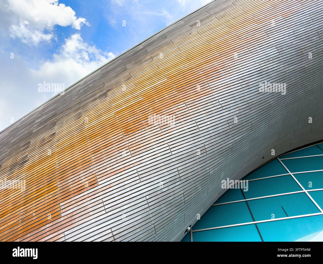 Dettaglio del rivestimento e dei pannelli in legno sulla facciata dell'edificio del London Aquatics Centre nel Queen Elizabeth Olympic Park di Londra di Zaha Hadid - Immagine stock catturata con smartphone