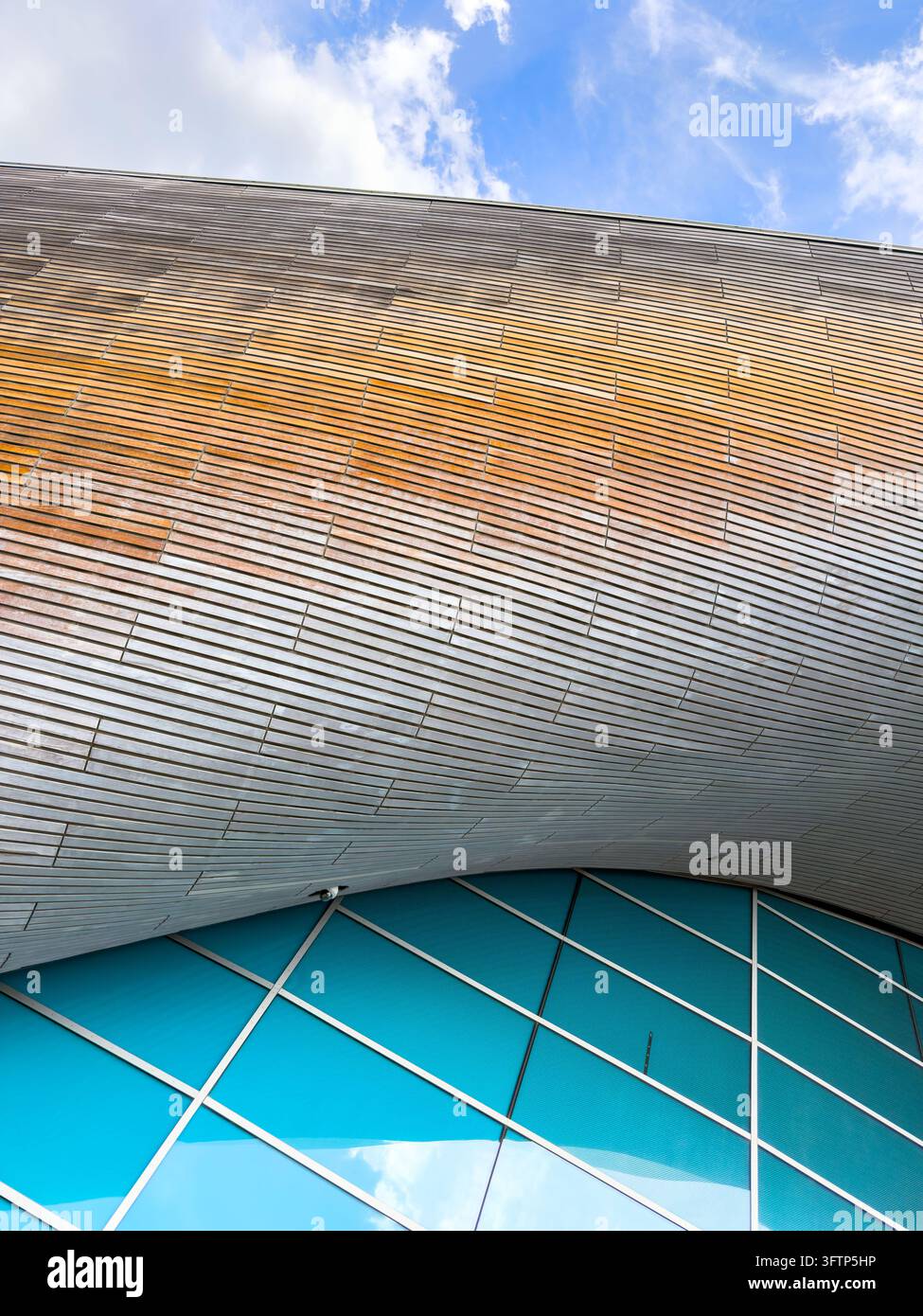 Dettaglio del rivestimento e dei pannelli in legno sulla facciata dell'edificio del London Aquatics Centre nel Queen Elizabeth Olympic Park di Londra di Zaha Hadid - Immagine stock catturata con smartphone