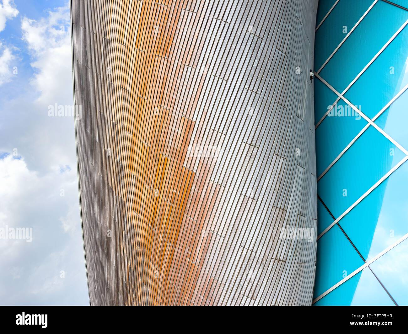 Dettaglio del rivestimento e dei pannelli in legno sulla facciata dell'edificio del London Aquatics Centre nel Queen Elizabeth Olympic Park di Londra di Zaha Hadid - Immagine stock catturata con smartphone