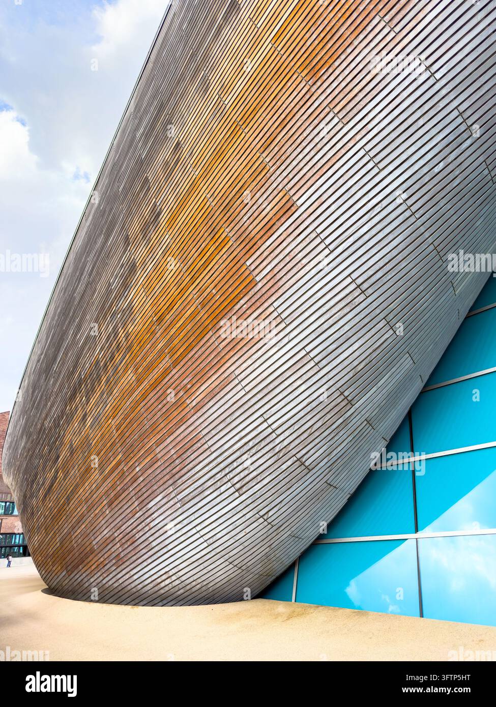 Dettaglio del rivestimento e dei pannelli in legno sulla facciata dell'edificio del London Aquatics Centre nel Queen Elizabeth Olympic Park di Londra di Zaha Hadid - Immagine stock catturata con smartphone