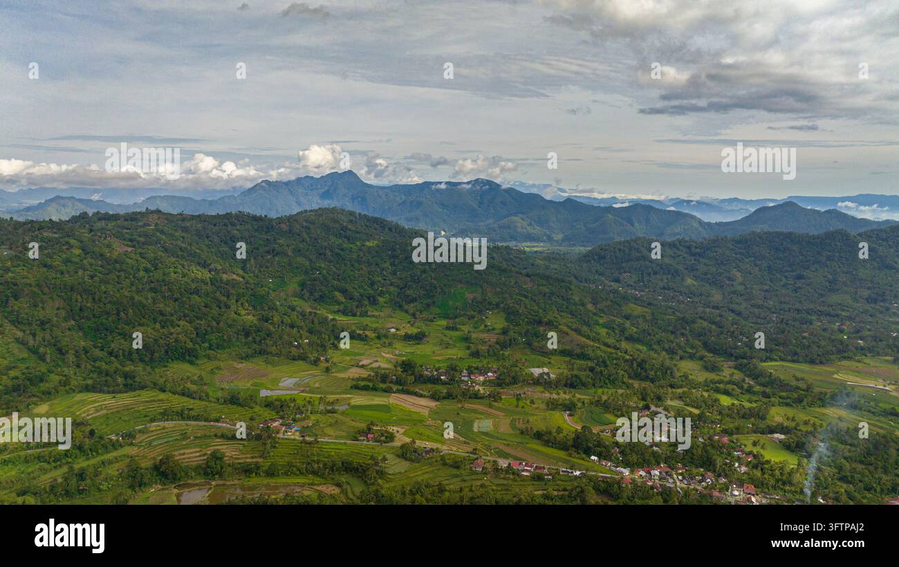Vista aerea di terreno agricolo con piantagioni e montagne. Paesaggio agricolo. Bukittinggi, Sumatra. Indonesia. Foto Stock