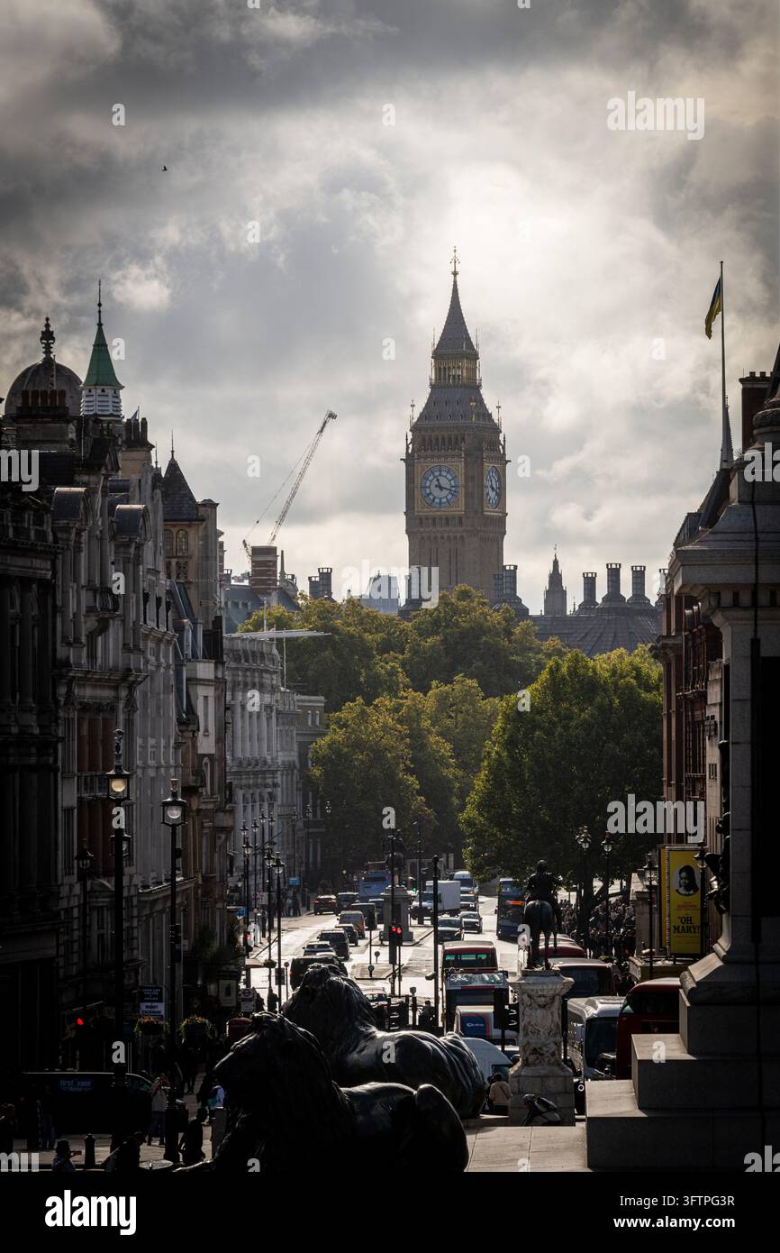 Big Ben e Whitehall visti da Trafalgar Square a Londra, Regno Unito. Foto Stock