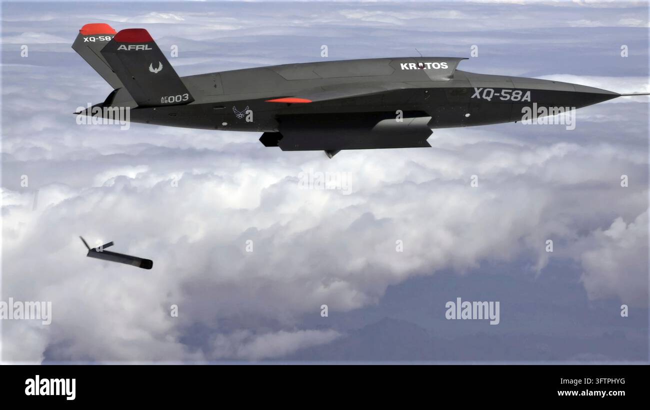 Yuma Proving Ground, Stati Uniti d'America. 26 marzo 2021. Un Kratos XQ-58A Valkyrie rilascia un sistema di piccoli aerei senza pilota ALTIUS-600 dalla sua stiva interna per le armi, la prima volta che le porte della stiva sono state aperte in volo, durante un test allo Yuma Proving Ground, in Arizona, il 26 marzo 2021. Credit: Courtesy Photo/U.S. Air Force Photo/Alamy Live News Foto Stock