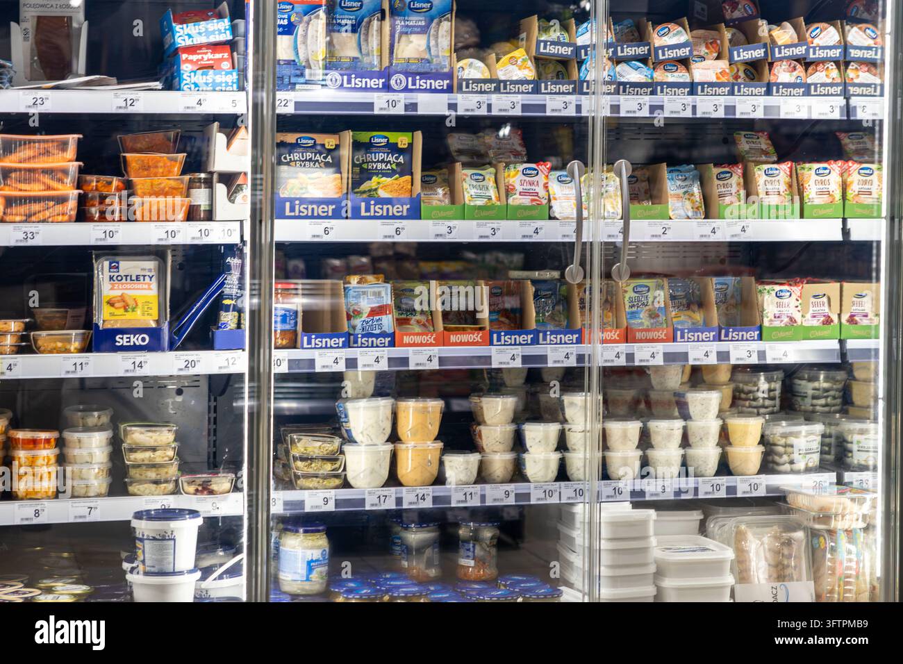 Pozna, Polonia - 11 aprile 2026: Opzioni di frutti di mare e insalate Lisner conservate in una vetrina refrigerata del supermercato, che illustrano una comoda vendita al dettaglio Foto Stock
