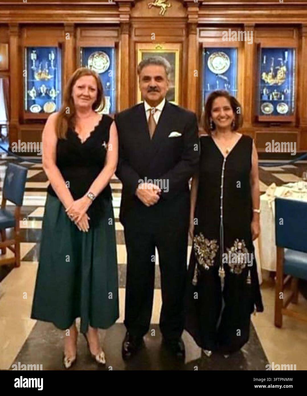 LONDRA, REGNO UNITO - 16-Ott-2026: Il Presidente della Corte Suprema del Pakistan, Giudice Yahya Afridi, ha partecipato alla Benchers' Night presso l'Inner Temple di Londra venerdì 16 ottobre 2026. L'evento ha visto la partecipazione di personalità legali di rilievo, tra cui Helen Davies, Maestro Tesoriere dell'Inner Temple, e Saira Kabir Sheikh KC. Questo incontro simboleggia il rafforzamento dei legami legali tra il Pakistan e il Regno Unito, favorendo la collaborazione legale internazionale. Ambientato in una sala ornata da pannelli di legno, l'evento ha evidenziato l'importanza degli scambi e della cooperazione legale transfrontaliera nel promuovere una reciproca comprensione Foto Stock