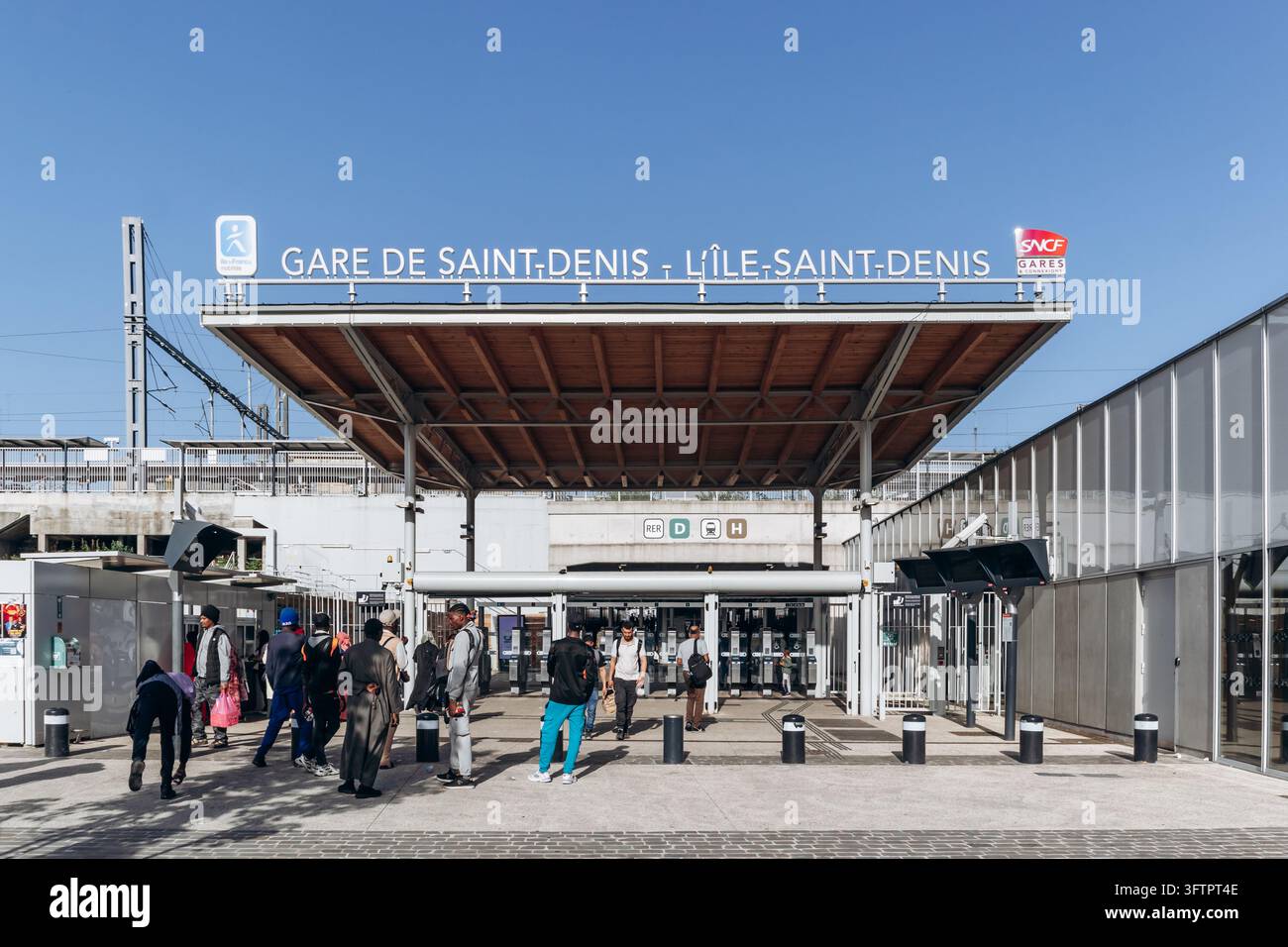 Saint-Denis, Francia - 23 maggio 2026: Ingresso della Gare de Saint-Denis - stazione ferroviaria di L'Ile-Saint-Denis, con cartelli SNCF, RER D e Transilien H Con Foto Stock