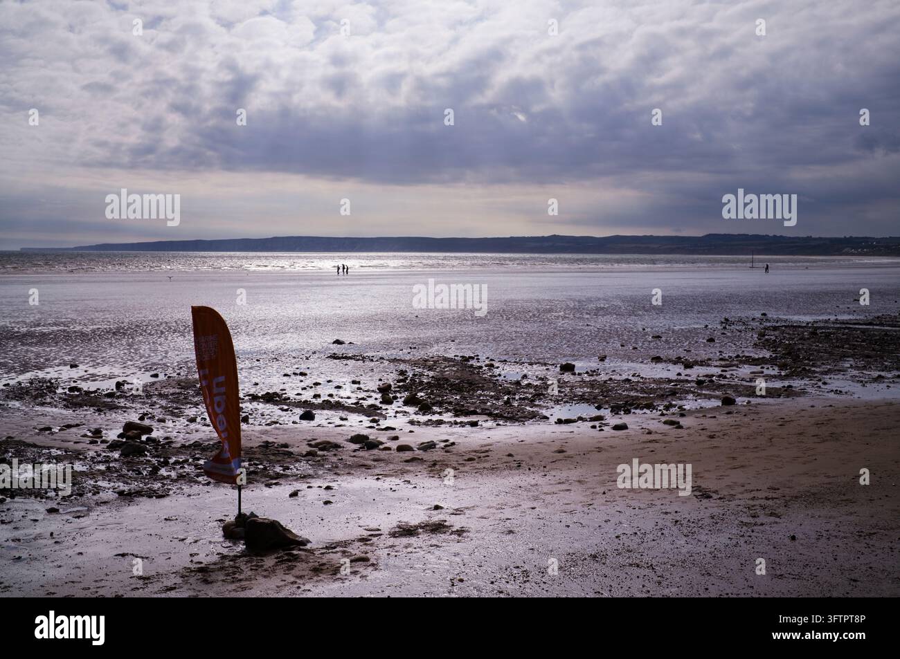 Baia e spiaggia di Filey con la marea bassa, con vista a sud verso Flamborough Head Foto Stock