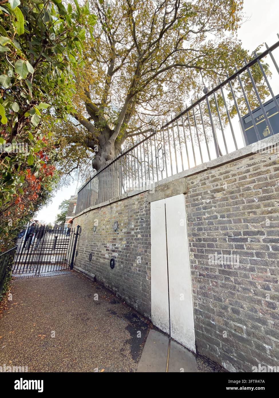 Autunno a Londra: Colore, Riflessi e il Meridiano La linea del Meridiano Prime è segnata su un muro accanto a un sentiero vicino all'Osservatorio Reale, nel Greenwich Park di Londra, ottobre 2026. Copyright: xXiuxBaox Foto Stock