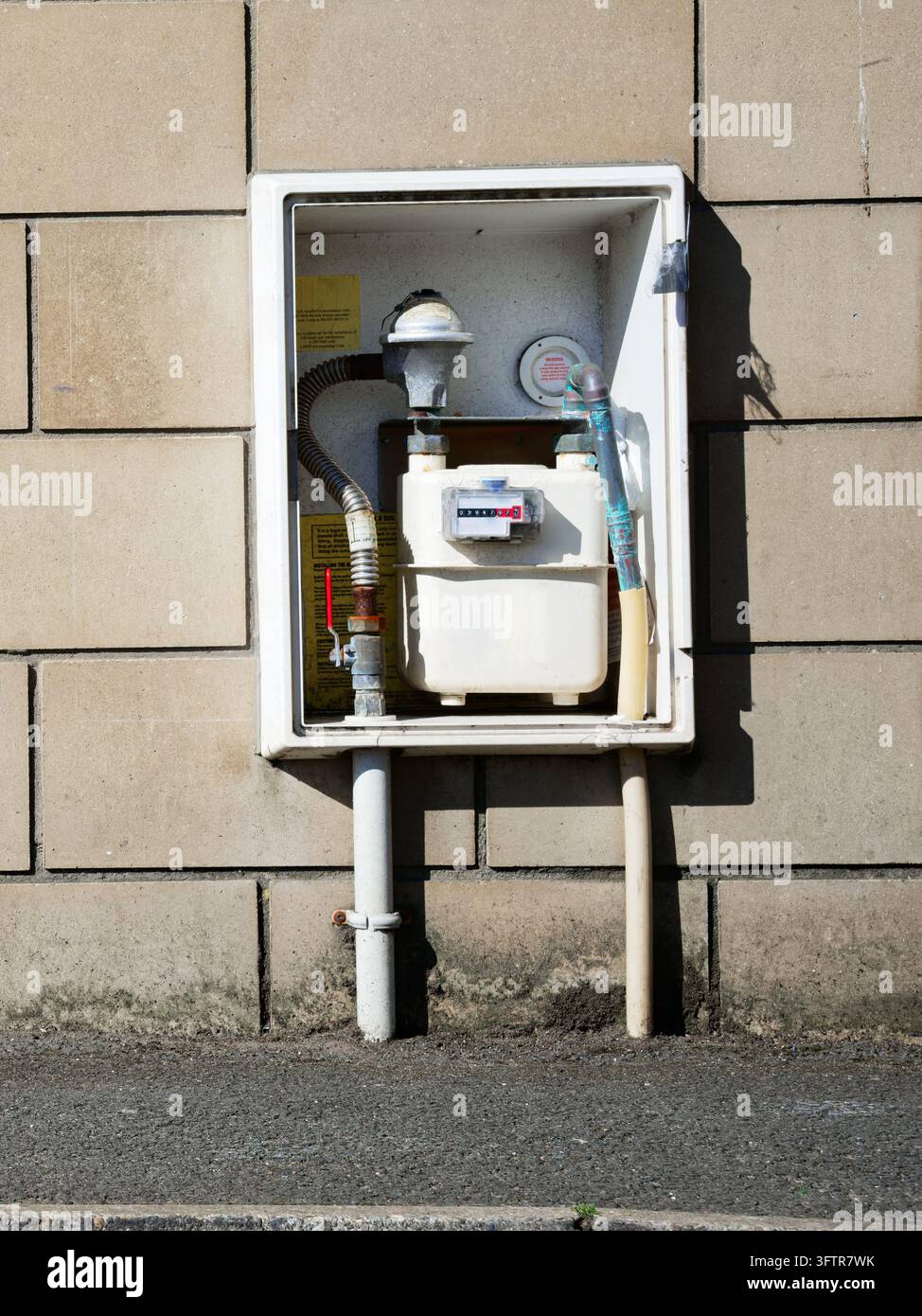 Scatola contatore gas alloggiamento esterno al consiglio casa una fila Foto Stock