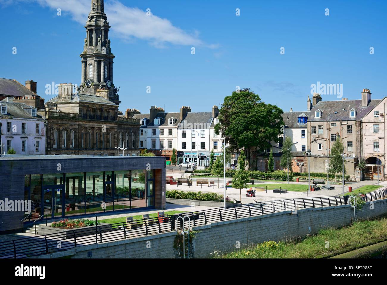 Centro città di Ayr con il campanile del municipio Foto Stock