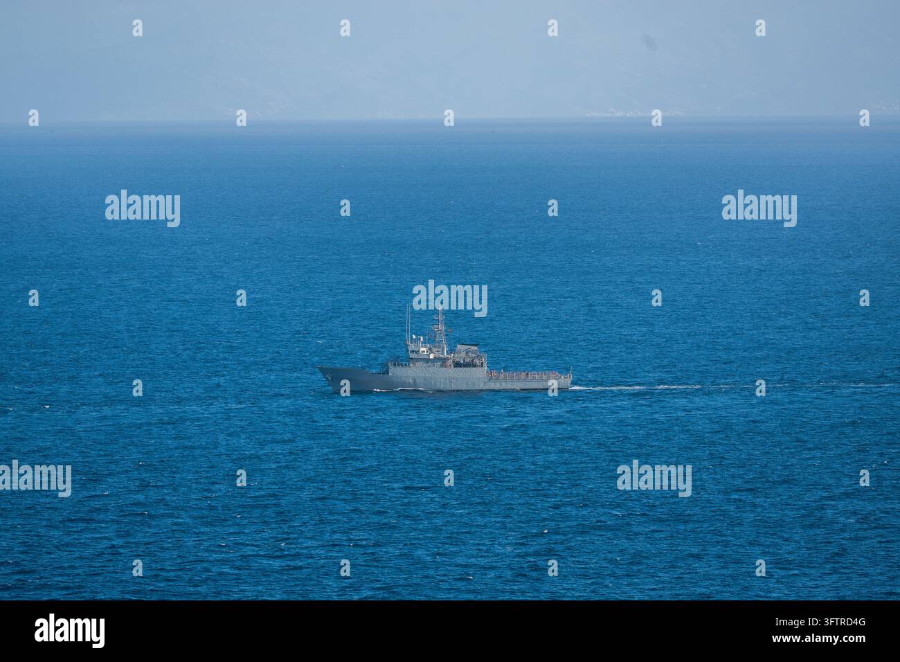 Nave di pattuglia della Marina spagnola al largo della costa di Ceuta nello Stretto di Gibilterra Foto Stock