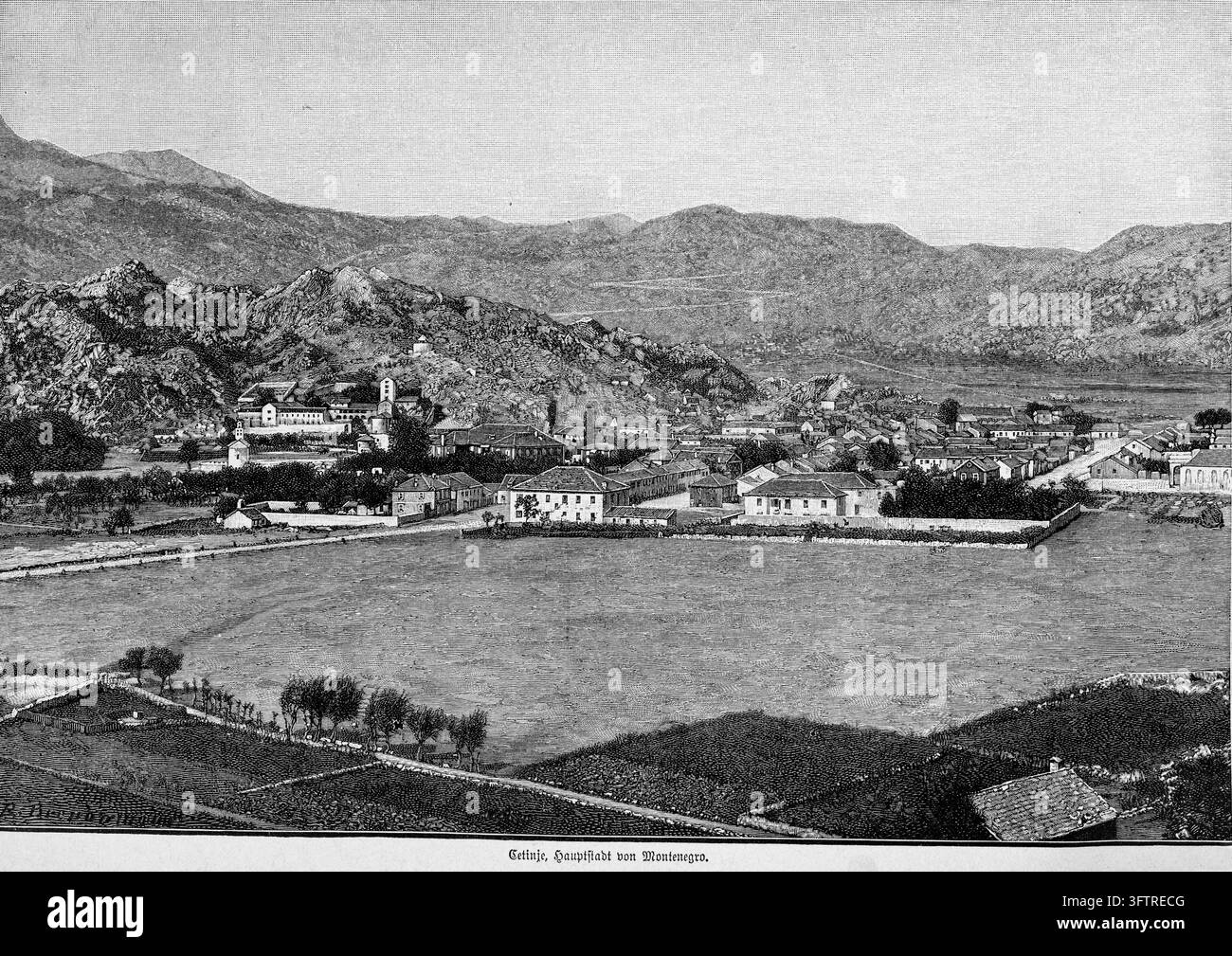 Cetinje, capitale del Montenegro, annidata in una valle montana – Il monastero storico e gli edifici della città si estendono attraverso il paesaggio – XIX secolo. Foto Stock