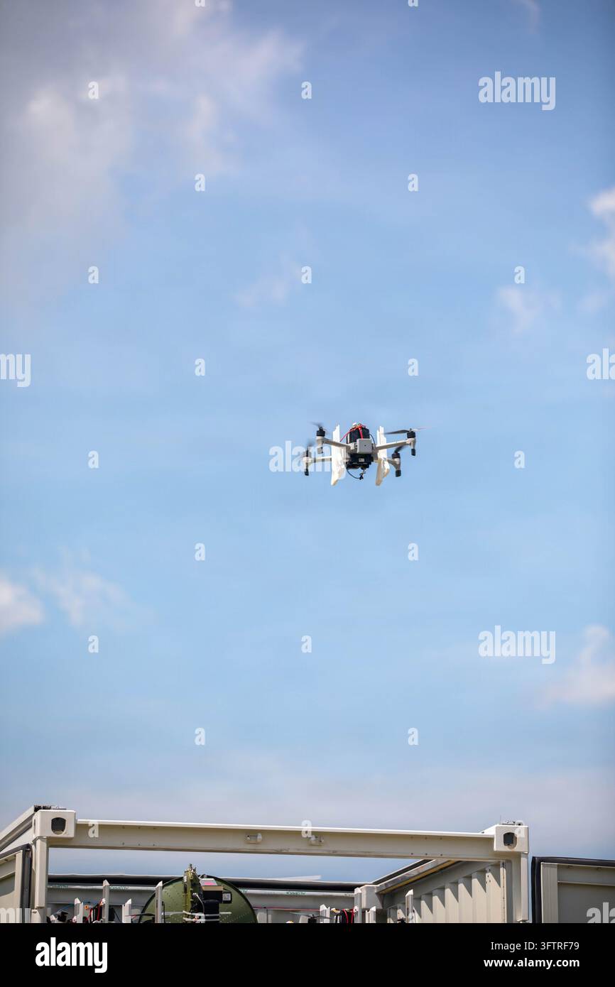 Fort Bragg, Stati Uniti d'America. 19 agosto 2026. Un sistema aereo senza pilota piccolo Bumblebee V2 decolla da un carico utile containerizzato Bee Hive durante i test del Progetto Sandhills 2.0 alla Range 63, il 19 agosto 2026 a Fort Bragg, North Carolina. Gli aerei operano come uno sciame coordinato per sopprimere la sorveglianza nemica durante la violazione di ostacoli contestati. Credito: Pvt Angel Franklin/U.S. Army Photo/Alamy Live News Foto Stock