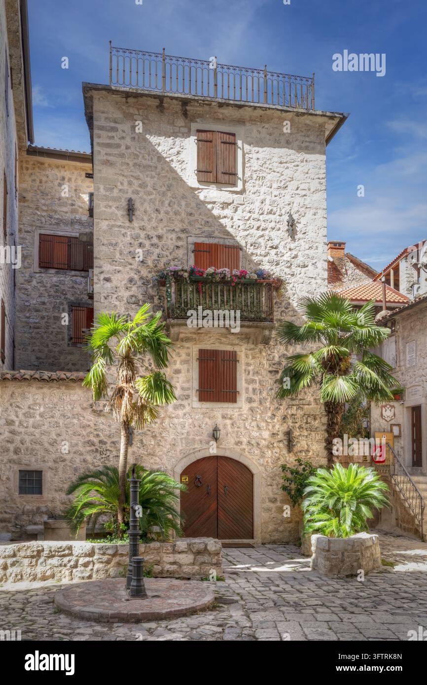 piazza lastricata di pietra nella storica Città Vecchia di Kotor, Montenegro Foto Stock