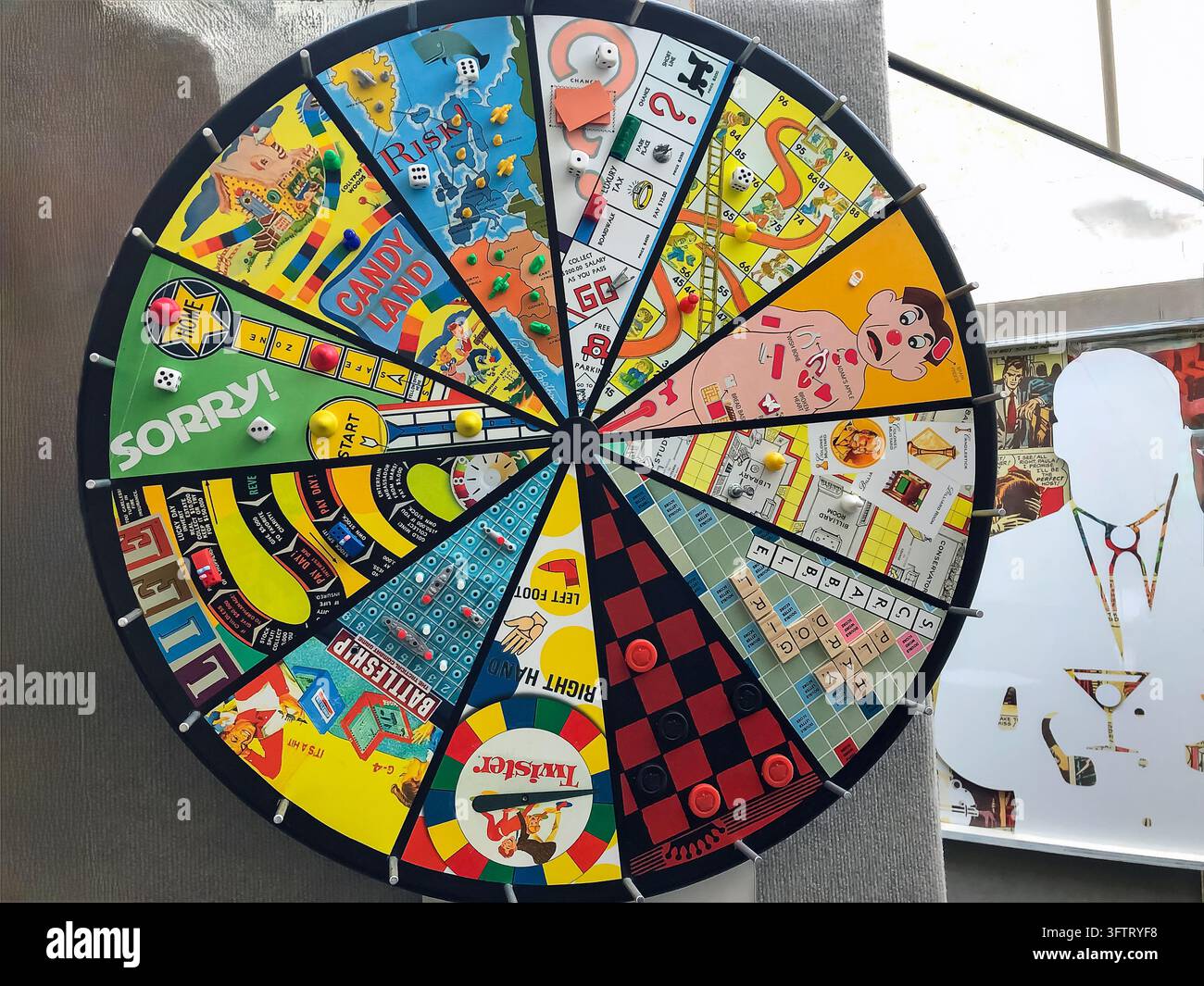 Arte della ruota del gioco che mostra giochi da tavolo popolari degli anni '60. Foto Stock