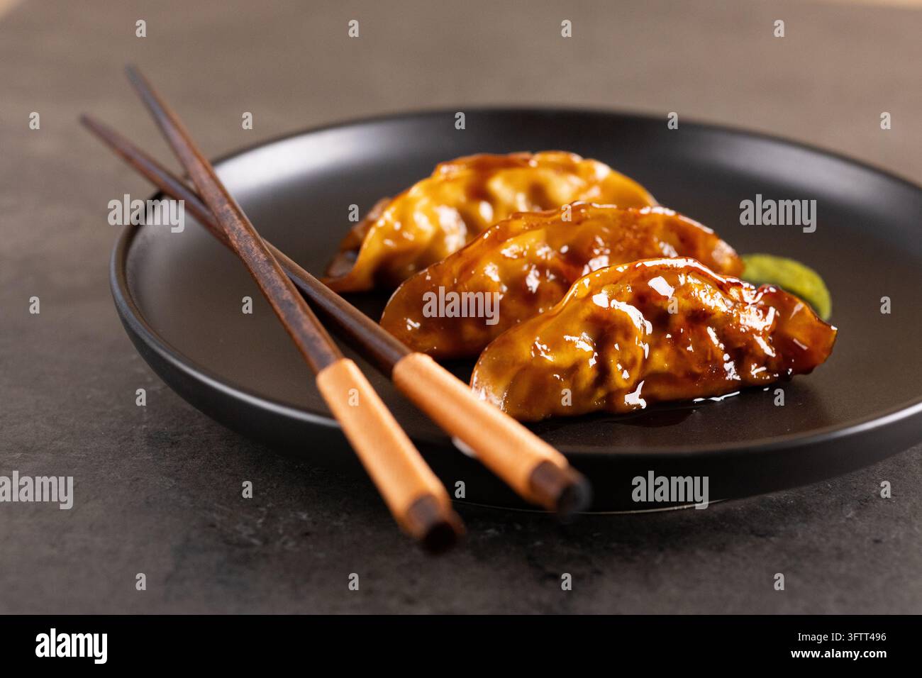 Gnocchi giapponesi con bacchette e wasabi Foto Stock
