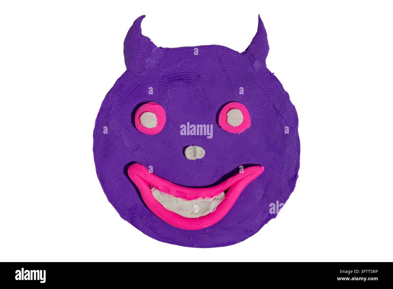 Faccia emoji diavolo in argilla viola che mostra corna, denti, occhi, personaggio cartonato giocoso Foto Stock