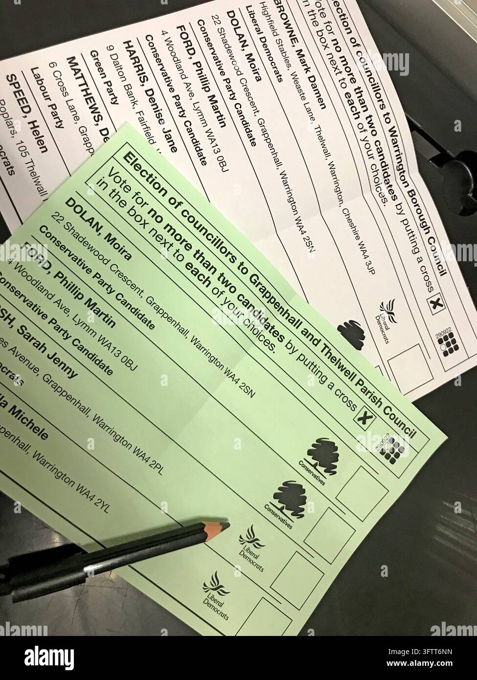 UK polling booth election paperwork and ballot documents on a desk, illustrating voting at a UK polling station. Foto Stock