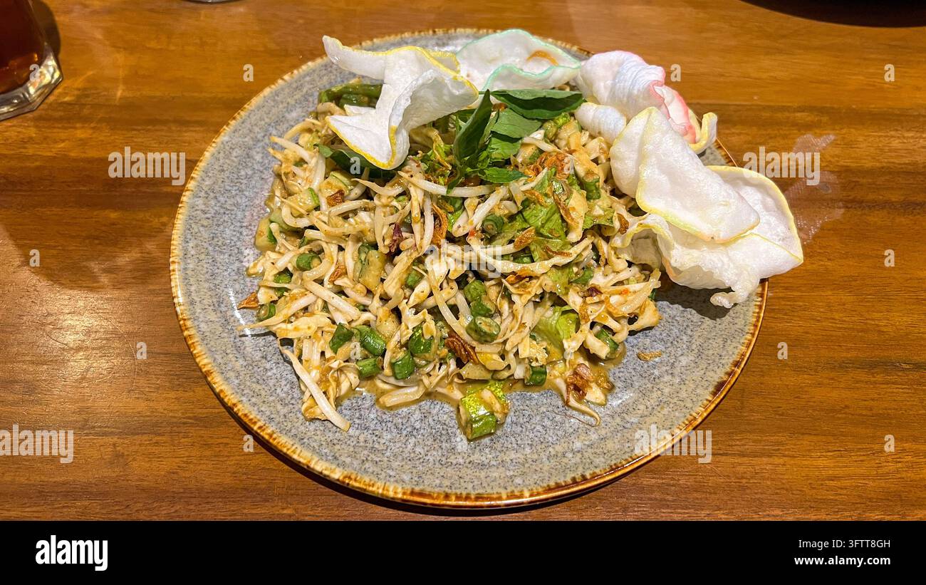 Insalata di verdure fresche Karedok nella cucina tradizionale indonesiana Foto Stock