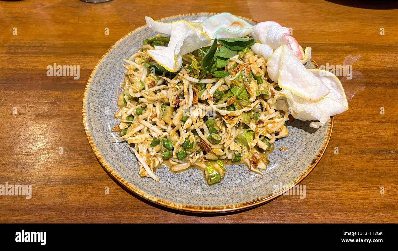 Insalata di verdure fresche Karedok nella cucina tradizionale indonesiana Foto Stock