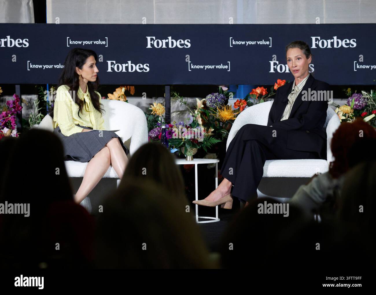 New York, Stati Uniti. 16 ottobre 2026. Fondatrice & Presidente di Every Mother Counts Christy Turlington Burns parla con la Vicepresidente del Summit 30/50, contributrice MSNBC e autrice Huma Abedin al Forbes 30/50 Summit del 5° anniversario al Mandarin Oriental venerdì 16 ottobre 2026 a New York City. Foto di John Angelillo/UPI Credit: UPI/Alamy Live News Foto Stock