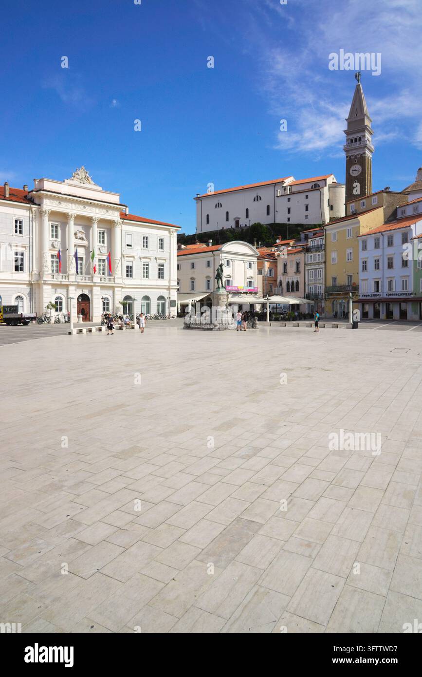 Vista verticale di Piazza Tartini a Pirano, in Slovenia, con il municipio storico e il campanile della chiesa di San Giorgio Foto Stock