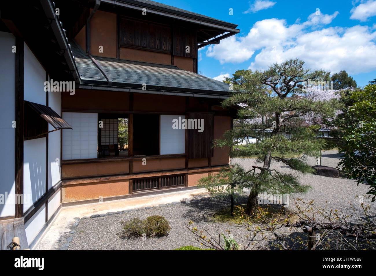 Antica residenza ricostruita di un daimyo al Museo del Castello di Hikone (彦根城博物館) con più cortili e vedute sui giardini, città di Hikone, Shiga, Giappone. Foto Stock