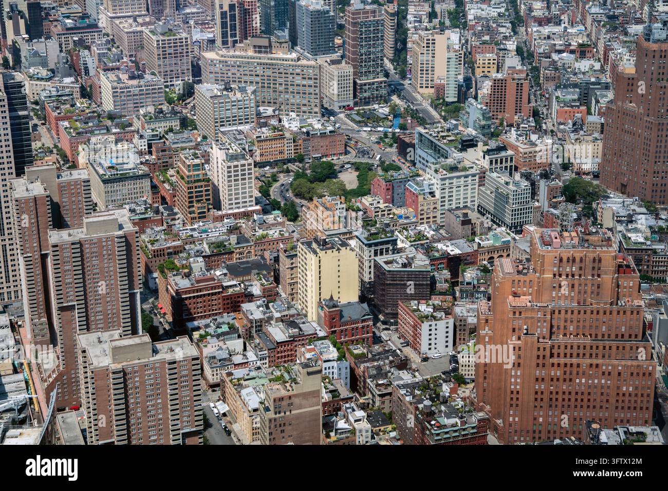 2019 New York City, USA; veduta aerea di tetti, edifici residenziali, architettura in mattoni e strade cittadine a Tribeca e Greenwich Village Foto Stock