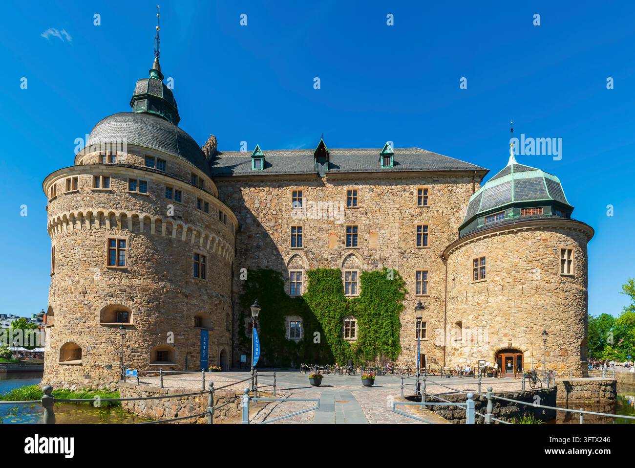 Il famoso castello di Örebro è una roccaforte medievale. La struttura fu notevolmente ampliata durante l'era della dinastia Vasa. Il castello è raffigurato Foto Stock