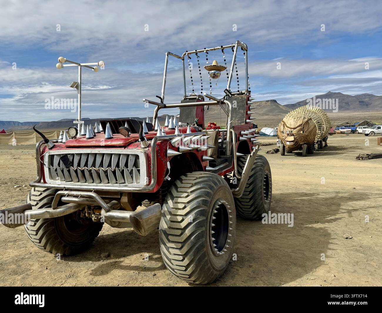 Veicolo fuoristrada personalizzato per festival nel Tankwa Karoo, fotografato ad AfrikaBurn nel Tankwa Karoo, Capo Settentrionale, Sudafrica. - Immagine stock catturata con smartphone