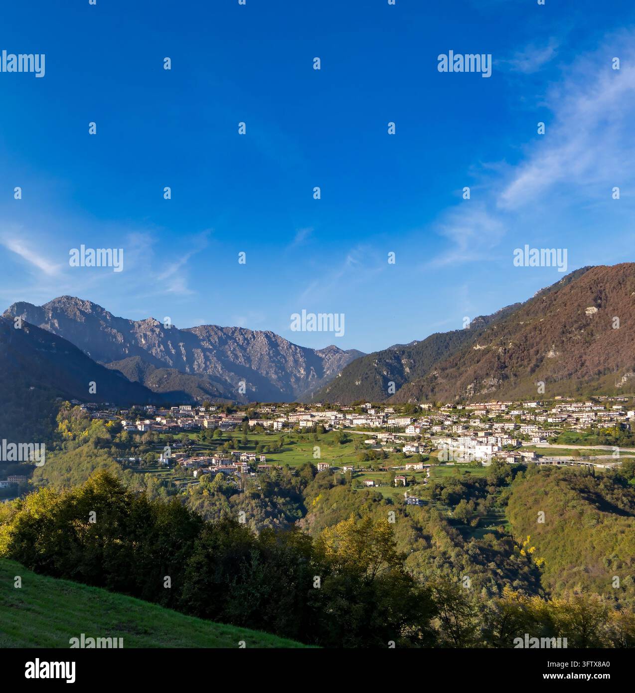 Vista da Sompriezzo sulle città di Vesio e Villa. Tutte e tre le città fanno parte dell'associazione municipale di Tremosine. Tremosine è una città a ovest Foto Stock