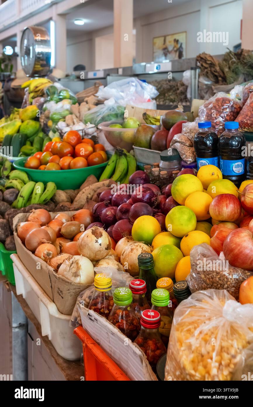 Frutta e verdura tropicale fresca al mercato municipale di Mindelo, Capo Verde Foto Stock
