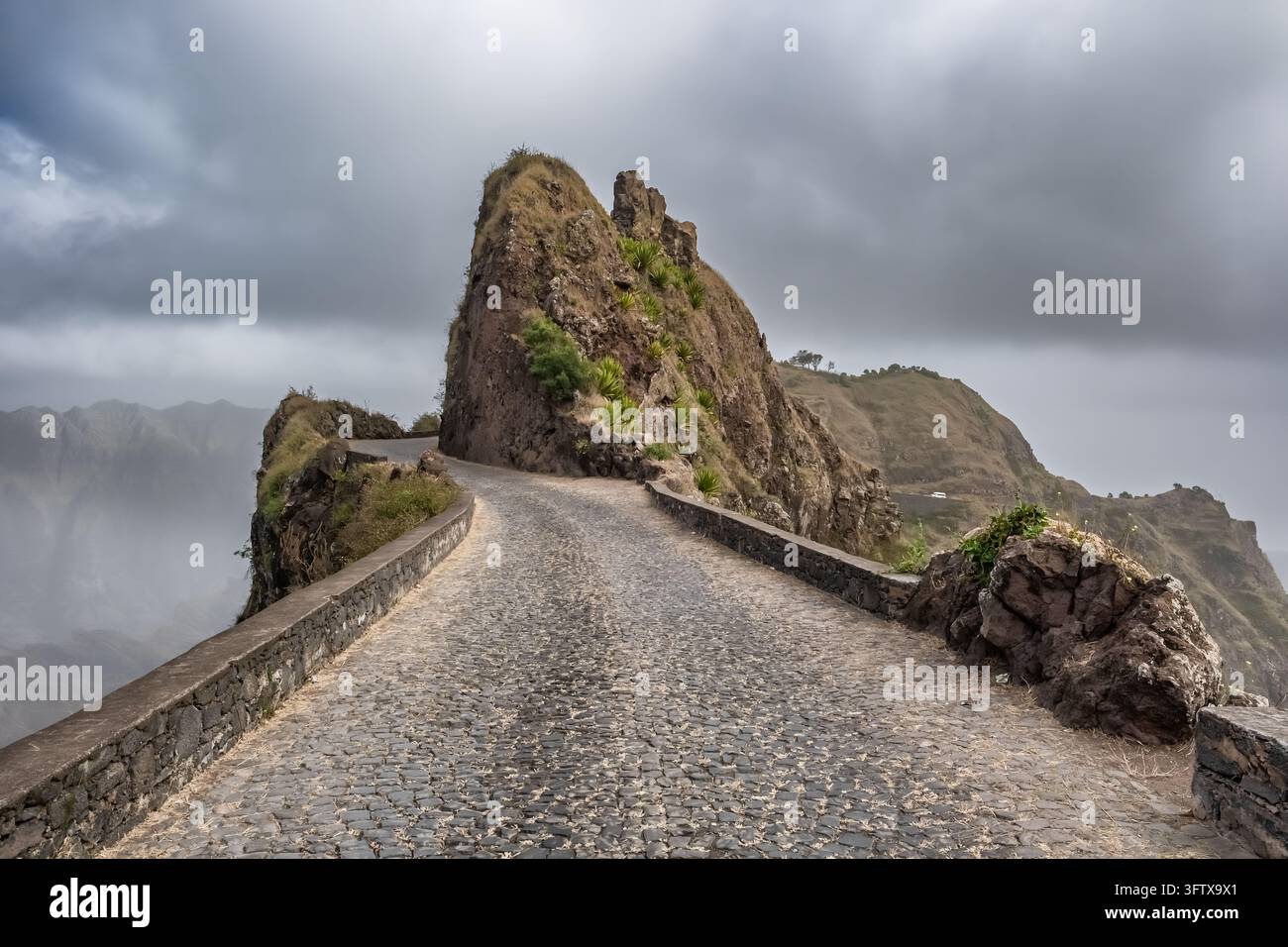 Strada di montagna in ciottoli che attraversa la stretta cresta Delgadinho a Santo Antao Foto Stock