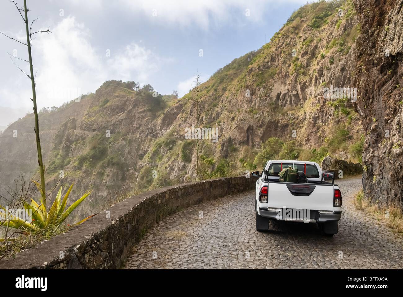Pickup che procede lungo una strada di ciottoli di montagna a Santo Antão Foto Stock