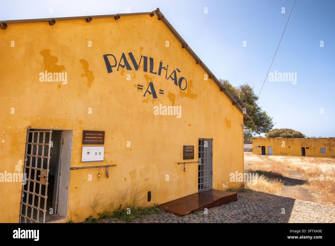 Edifici gialli del museo del campo di concentramento di Tarrafal a Capo Verde Foto Stock