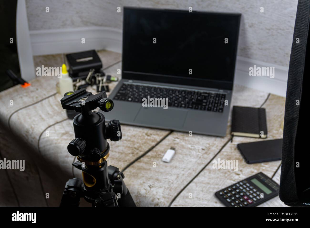 Configurazione fotografica dietro le quinte con treppiede, laptop e articoli per l'ufficio Foto Stock